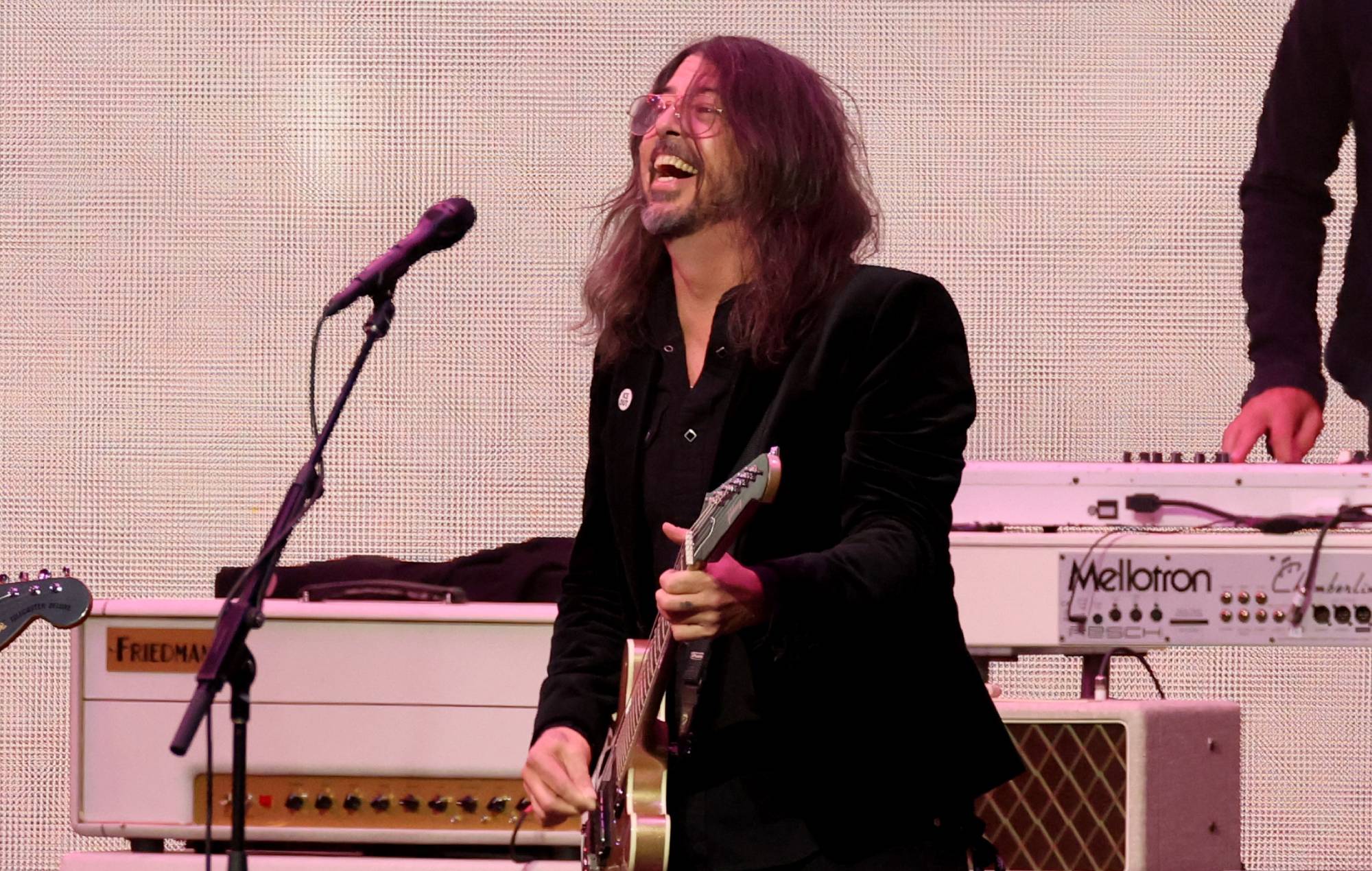 Сотні стаяць у чэргах па білеты на Foo Fighters пасля інтымных аб'яваў аб канцэртах у апошнюю хвіліну: «Які сон пра ліхаманку»