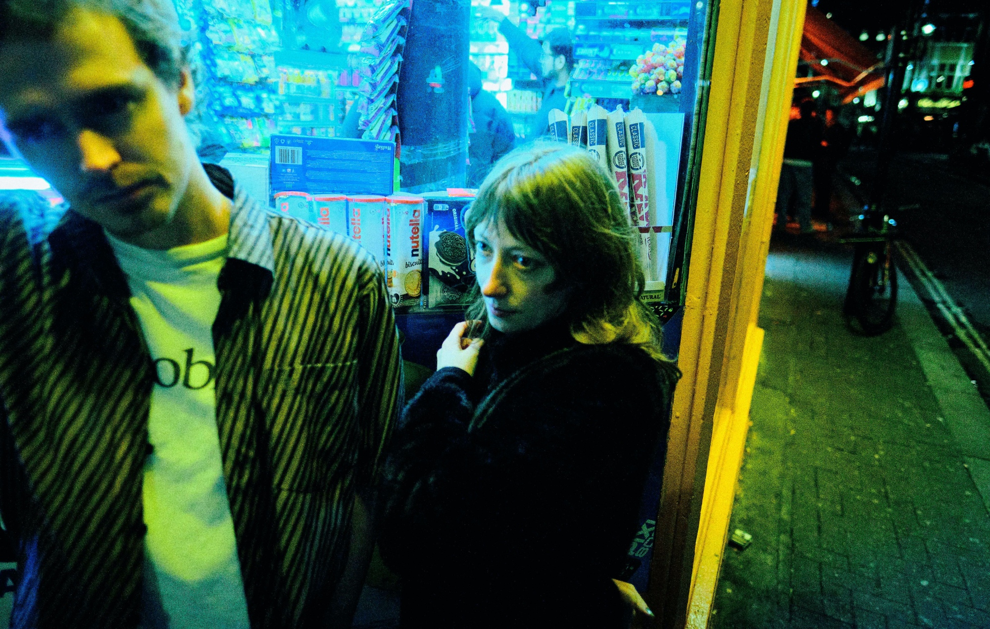 The Itch падзяліліся мігатлівай "першай традыцыйнай песняй пра каханне", "Drugdealer" - натхнёнай Элтанам Джонам і Ultravox