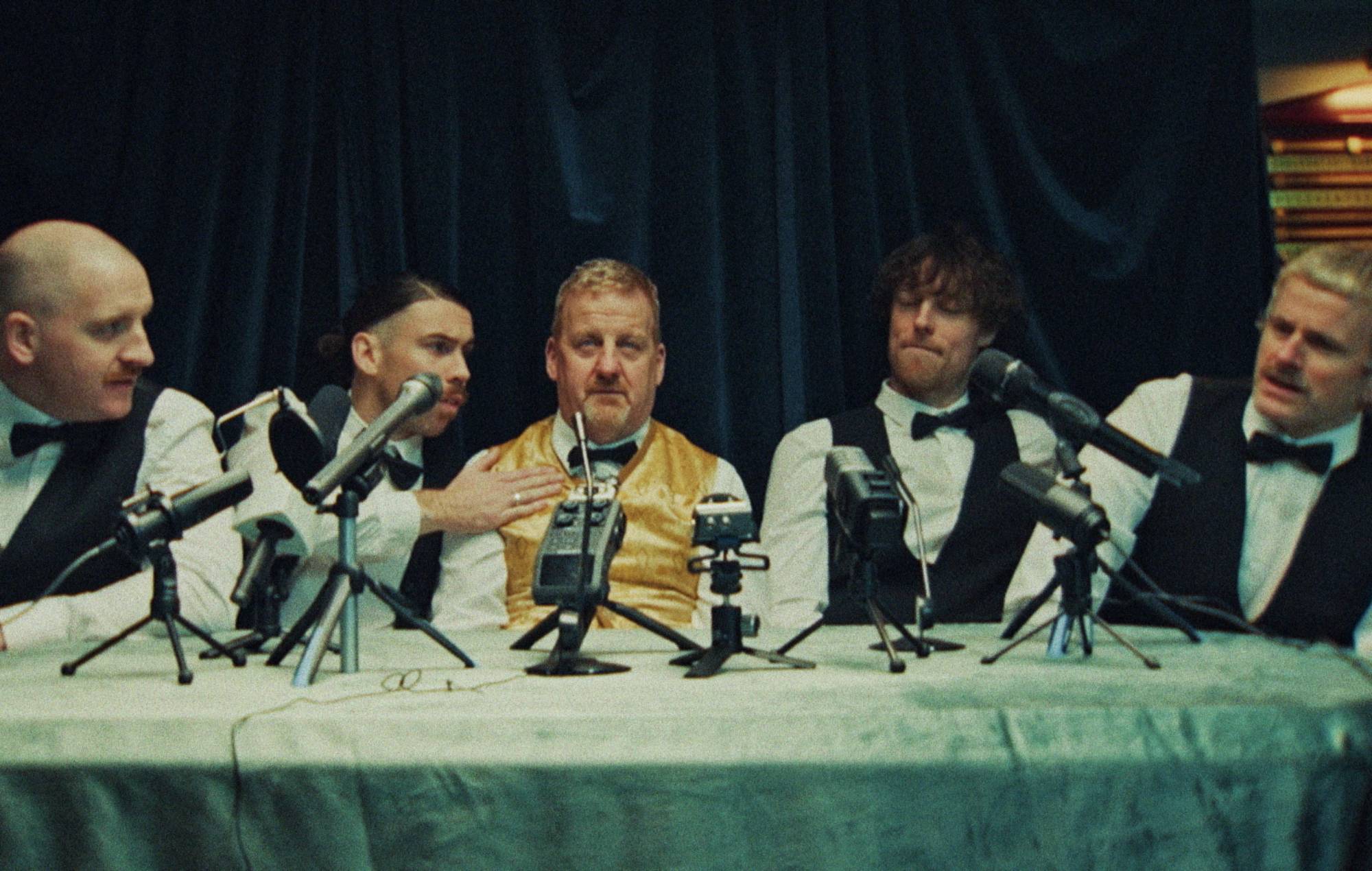 Ірландскія панкі The Scratch падзяліліся новым сінглам «Gladrags» з запалам, але рэфлексіяй
