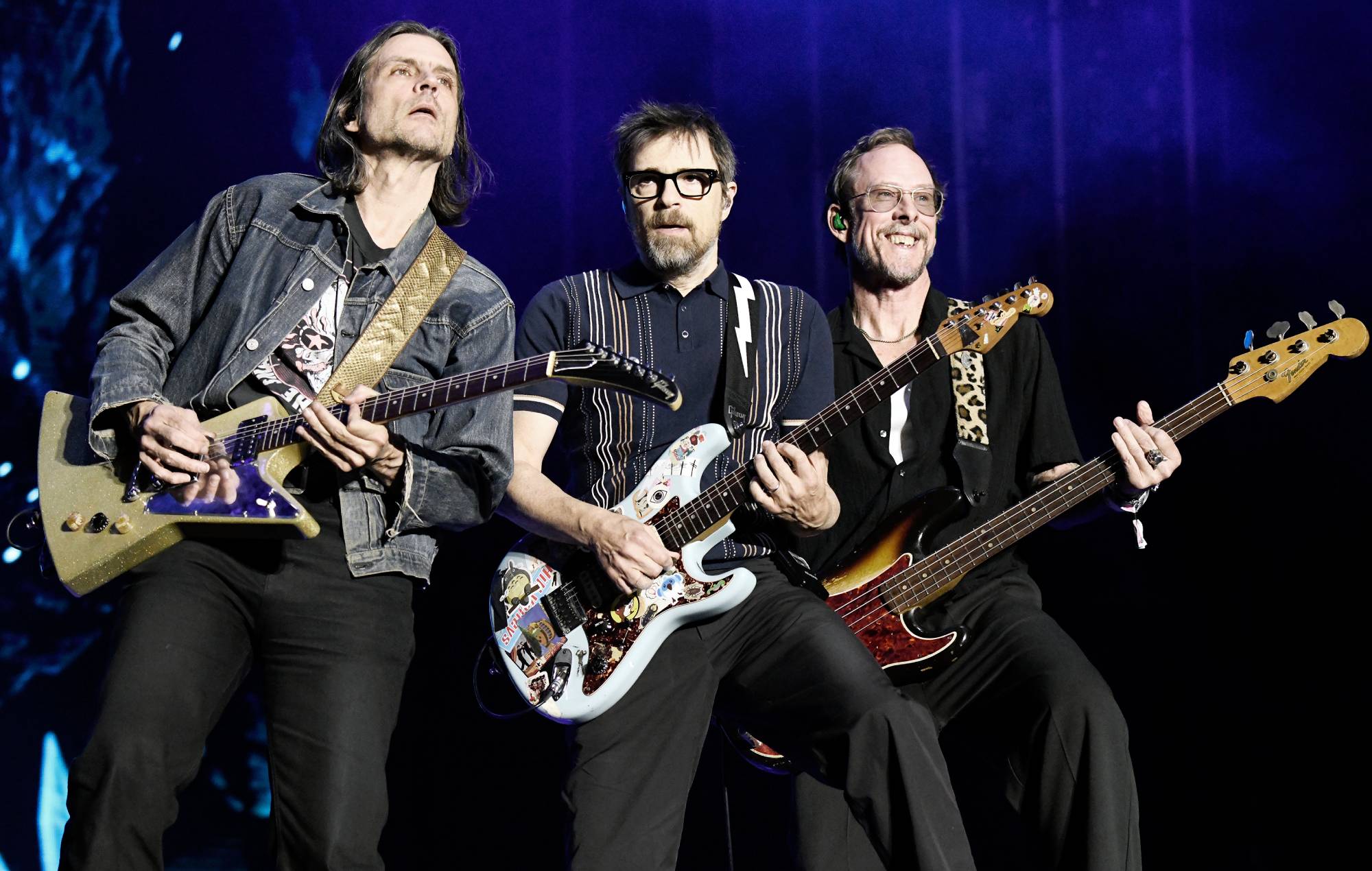 Глядзіце, як Weezer адыграюць сюрпрыз на даху падчас свайго тура "The Gathering" на "тыдні пасвячэння"