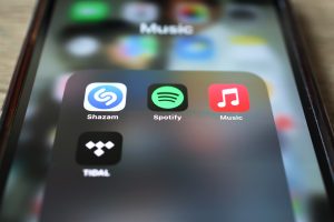 Спявак і аўтар песень Майкл Сміт прызнаў сябе вінаватым у махлярстве ў мільёнаў музычных стрымераў з дапамогай штучнага інтэлекту ў першай у гісторыі справе такога роду