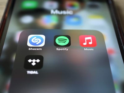 Спявак і аўтар песень Майкл Сміт прызнаў сябе вінаватым у махлярстве ў мільёнаў музычных стрымераў з дапамогай штучнага інтэлекту ў першай у гісторыі справе такога роду