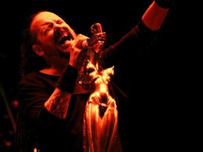 Глядзіце, як KoRn упершыню выконваюць новую песню “Reward The Scars” перад 50 000 чалавек на Sick New World