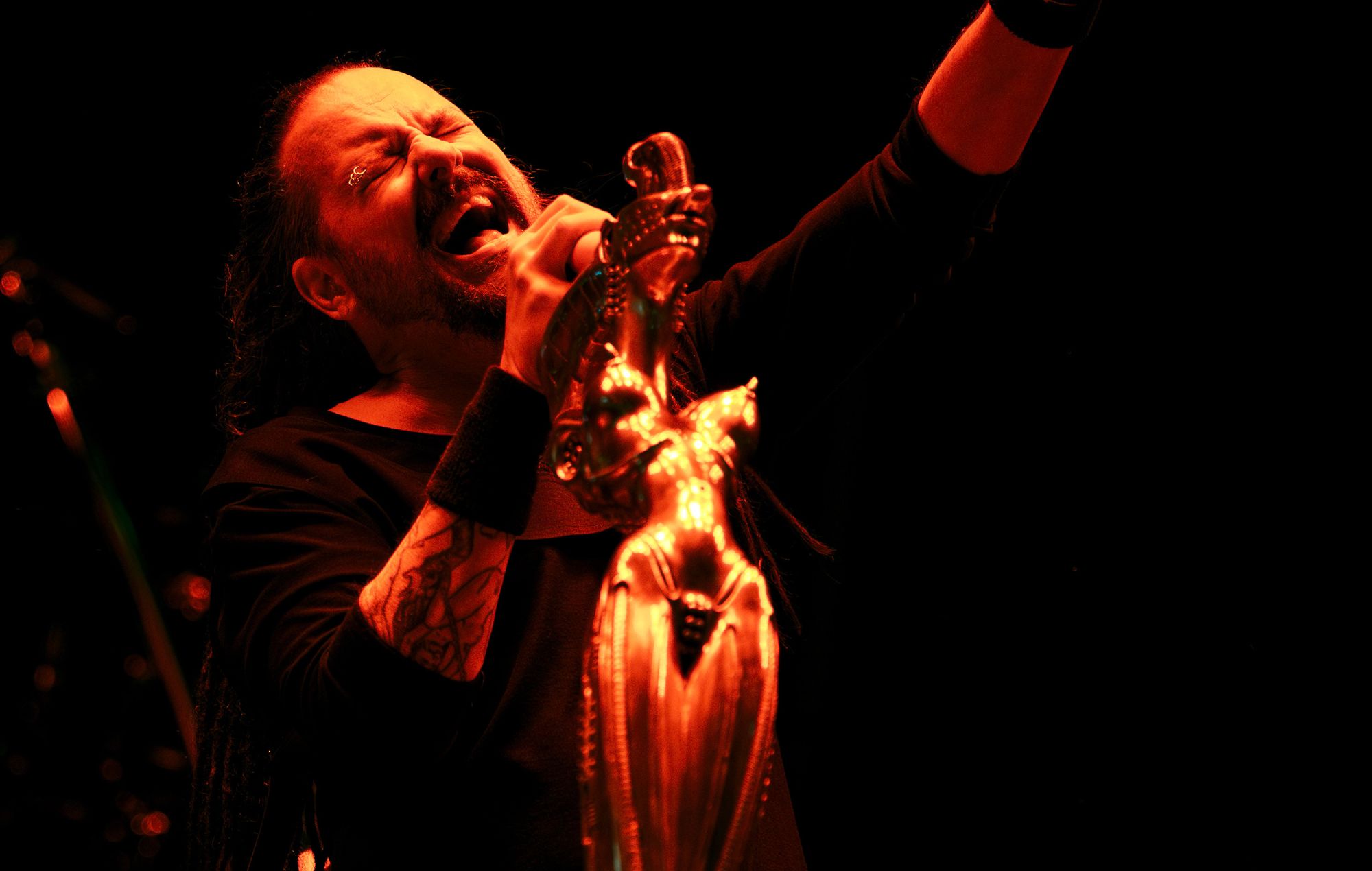 Глядзіце, як KoRn упершыню выконваюць новую песню "Reward The Scars" перад 50 000 чалавек на Sick New World