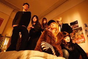 Man/Woman/Chainsaw анонсуюць доўгачаканы дэбютны альбом “Cannonball” пульсуючым сінглам “Nosedive”