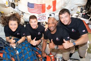 NASA раскрыла афіцыйны плэйліст песень для абуджэння экіпажа Artemis II з удзелам Chappell Roan, Queen, Дэвіда Боўі, Glass Animals і іншых