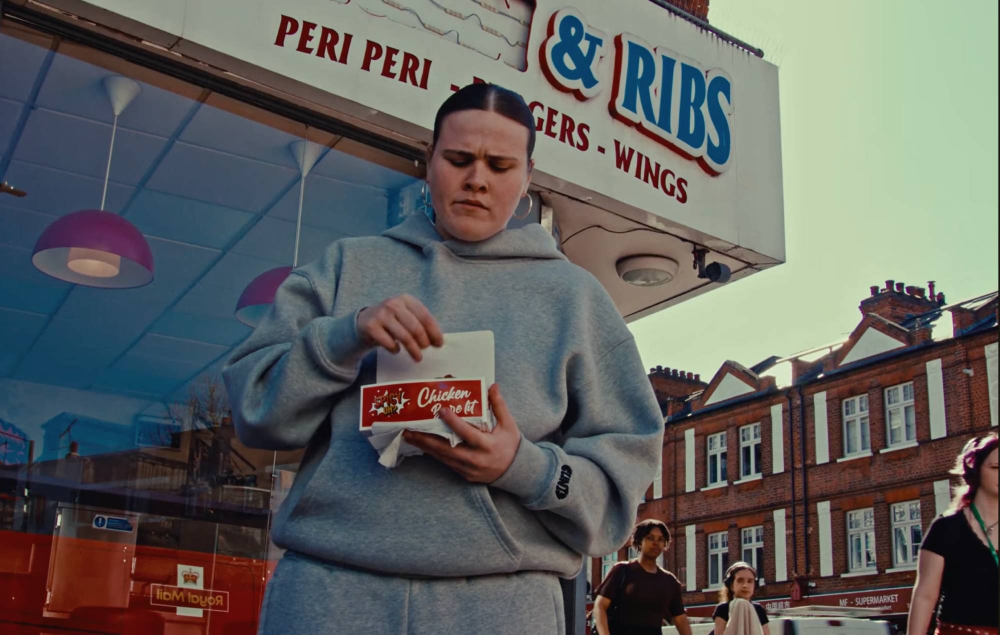 Venbee вяртаецца з ухваленым Льюісам Капальдзі альбомам "Not My Day"