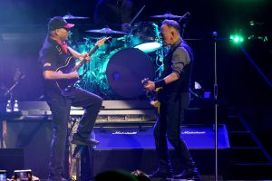 Брус Спрынгсцін выпусціў відэа выступу Prince “Purple Rain” з першага тура ў Мінеапалісе з Томам Марэла