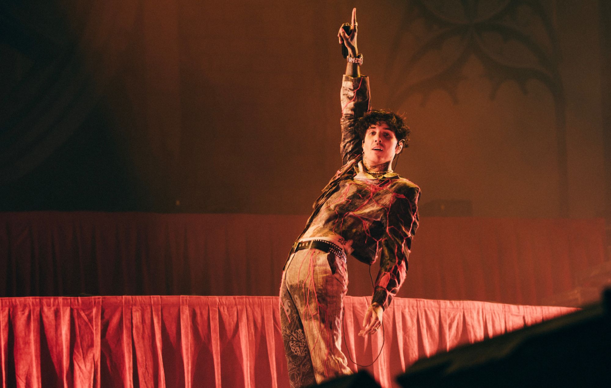 Глядзіце, як Bring Me The Horizon упершыню выконваюць "Youtopia" ужывую і вярніце "The House Of Wolves" у сэт-ліст