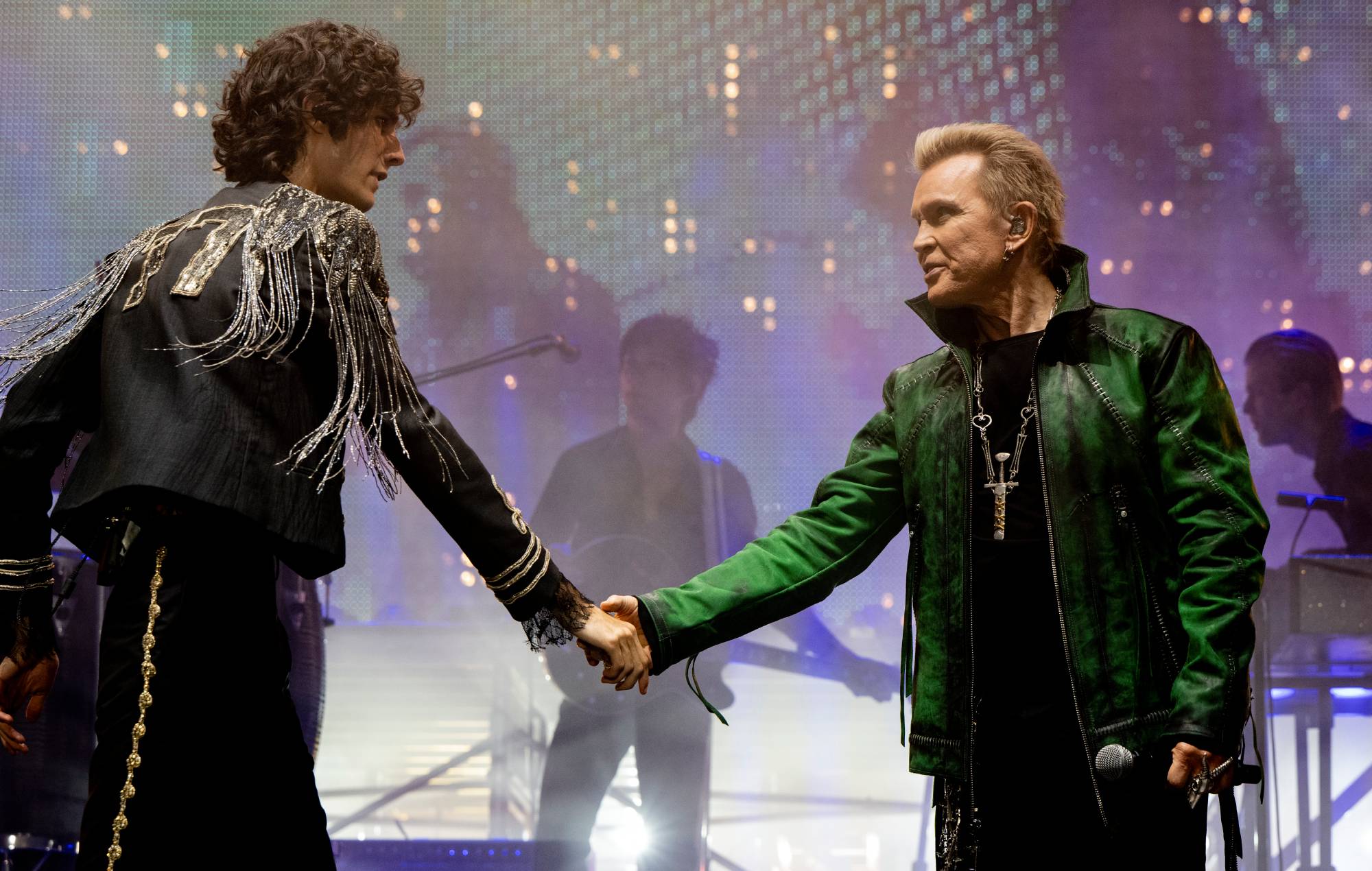 Глядзіце, як Sombr далучыўся да Білі Айдала для "Eyes Without A Face" на Coachella