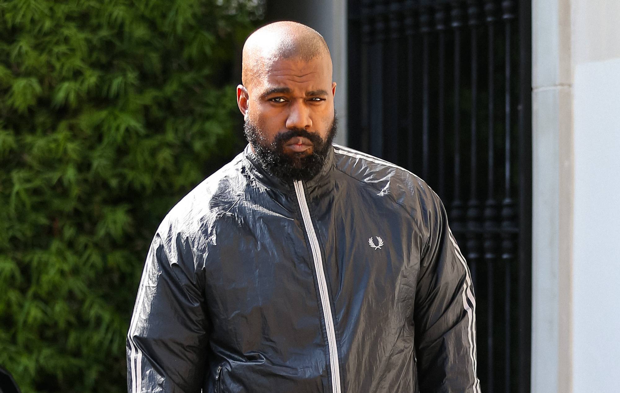 Канье Уэста абвінавацілі ў тым, што ён збіў закусачную ў Chateau Marmont і працягваў напад, калі яны былі без прытомнасці