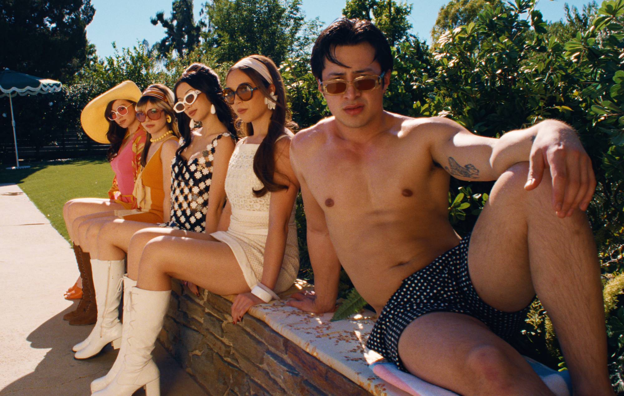 Лаўфі дзеліцца зорным відэа "Madwoman" з Хадсанам Уільямсам, Алісай Лю, Лолай Тунг і Меган Скіендзіль