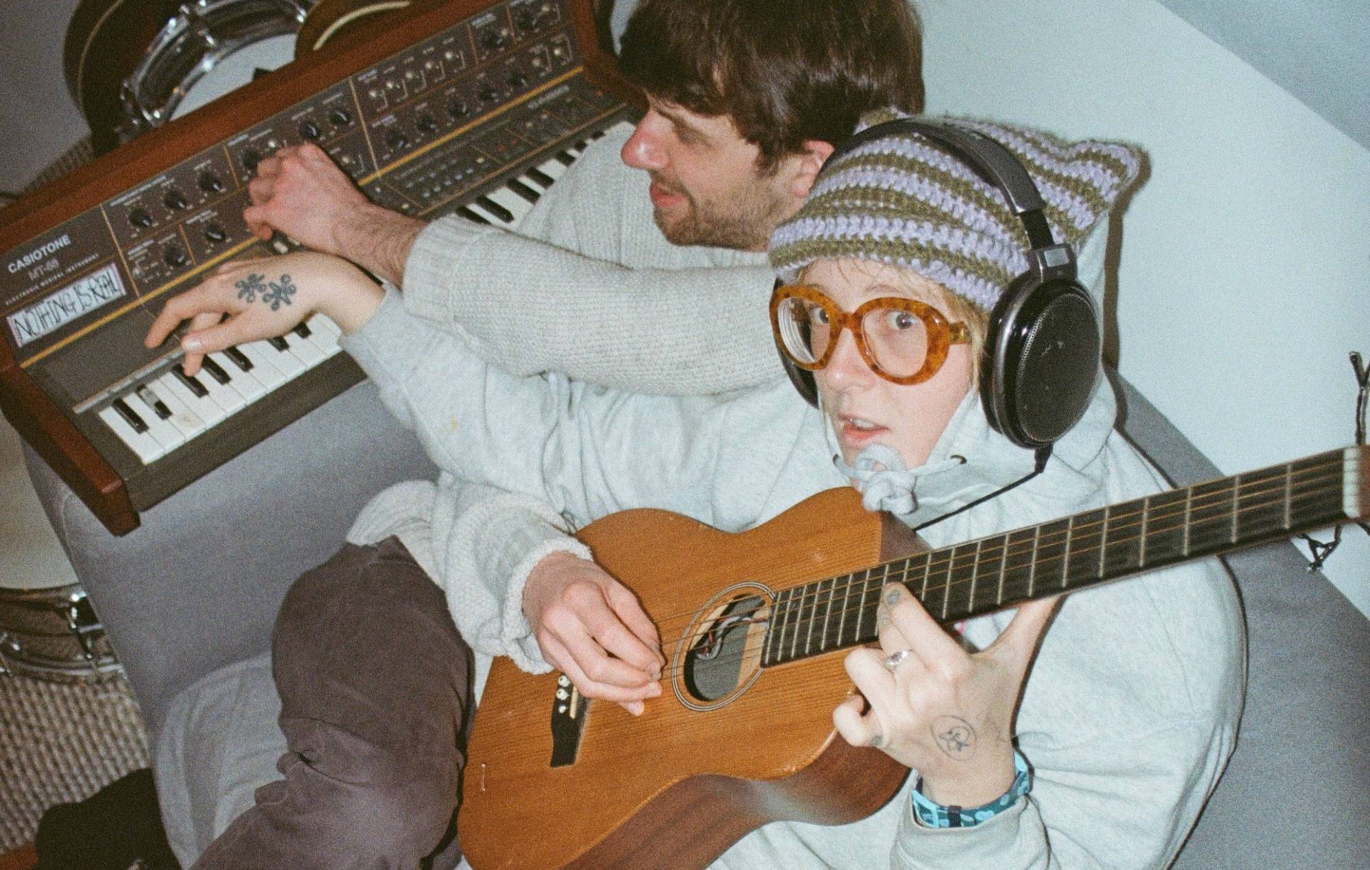 Лілі Уолтэр з астравоў Пенелопы анансуе дэбютны альбом "A Moment In My Eyes" як My Precious Bunny з сінглам "KookieCannibal"