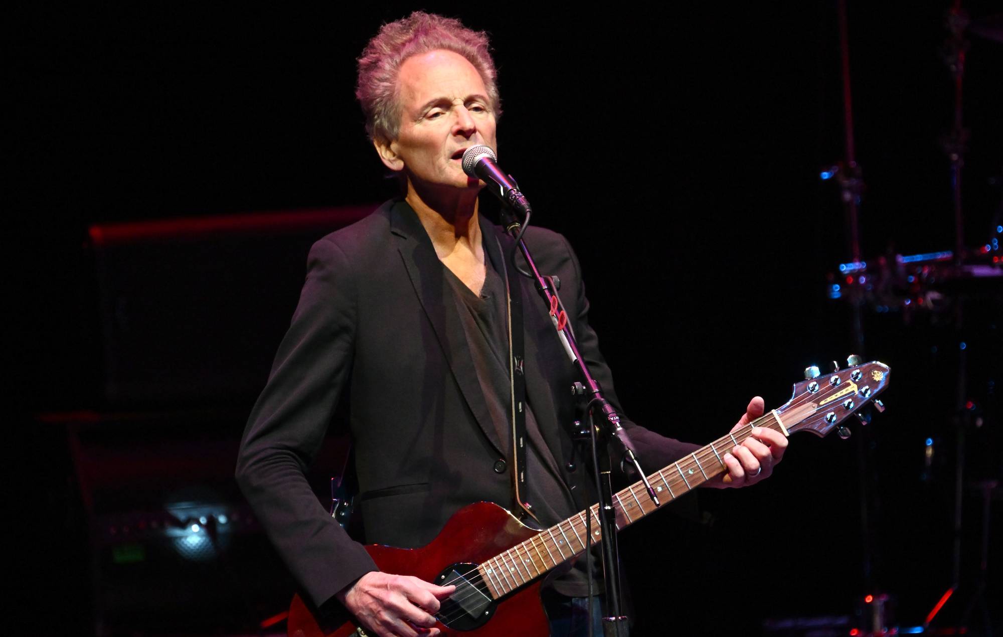У Санта-Моніцы на Ліндсі Бакінгем з Fleetwood Mac напала жанчына, паведамляе паліцыя