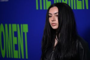 Чарлі XCX анансуе падзею “Размовы”, калі яна рыхтуецца да выпуску новага “рок-альбома”.