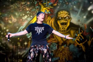 Талісман Iron Maiden Эдзі ўсхвалены ў новым кліпе «Burning Ambition».