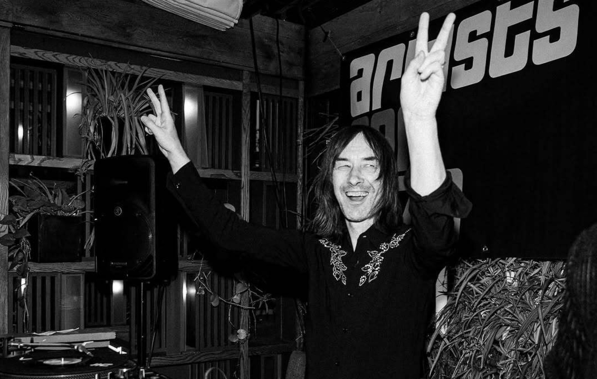 Пол Уэллер, Вар'яцтва, Бобі Гілеспі з Primal Scream, Глен Мэтлак з Sex Pistols і многае іншае для канцэрта па зборы сродкаў для лонданскіх выканаўцаў у Газе
