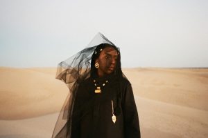 Дуа Салех – Агляд “Of Earth & Wires”: пошук кахання, надзеі і чалавечнасці ў эпоху канфліктаў і разбурэнняў