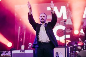 Тыдні Макавеяў у Арланда пра тое, чаму вы павінны прыняць удзел у War Child’s Secret 7» і «паспрабаваць знайсці спосаб дапамагчы людзям»