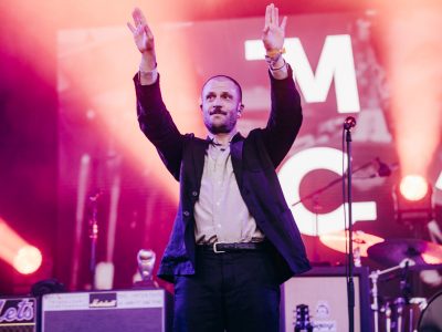 Тыдні Макавеяў у Арланда пра тое, чаму вы павінны прыняць удзел у War Child’s Secret 7» і «паспрабаваць знайсці спосаб дапамагчы людзям»