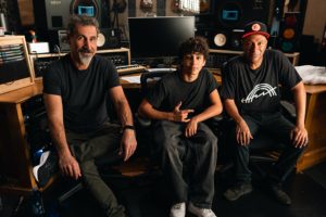 Том Марэла аб’яднаўся з Сержам Танкянам з System Of A Down і сынам Раманам для новага магутнага сінгла “Adjourn It”: “Кожны акт мастацтва – гэта акт супраціву”