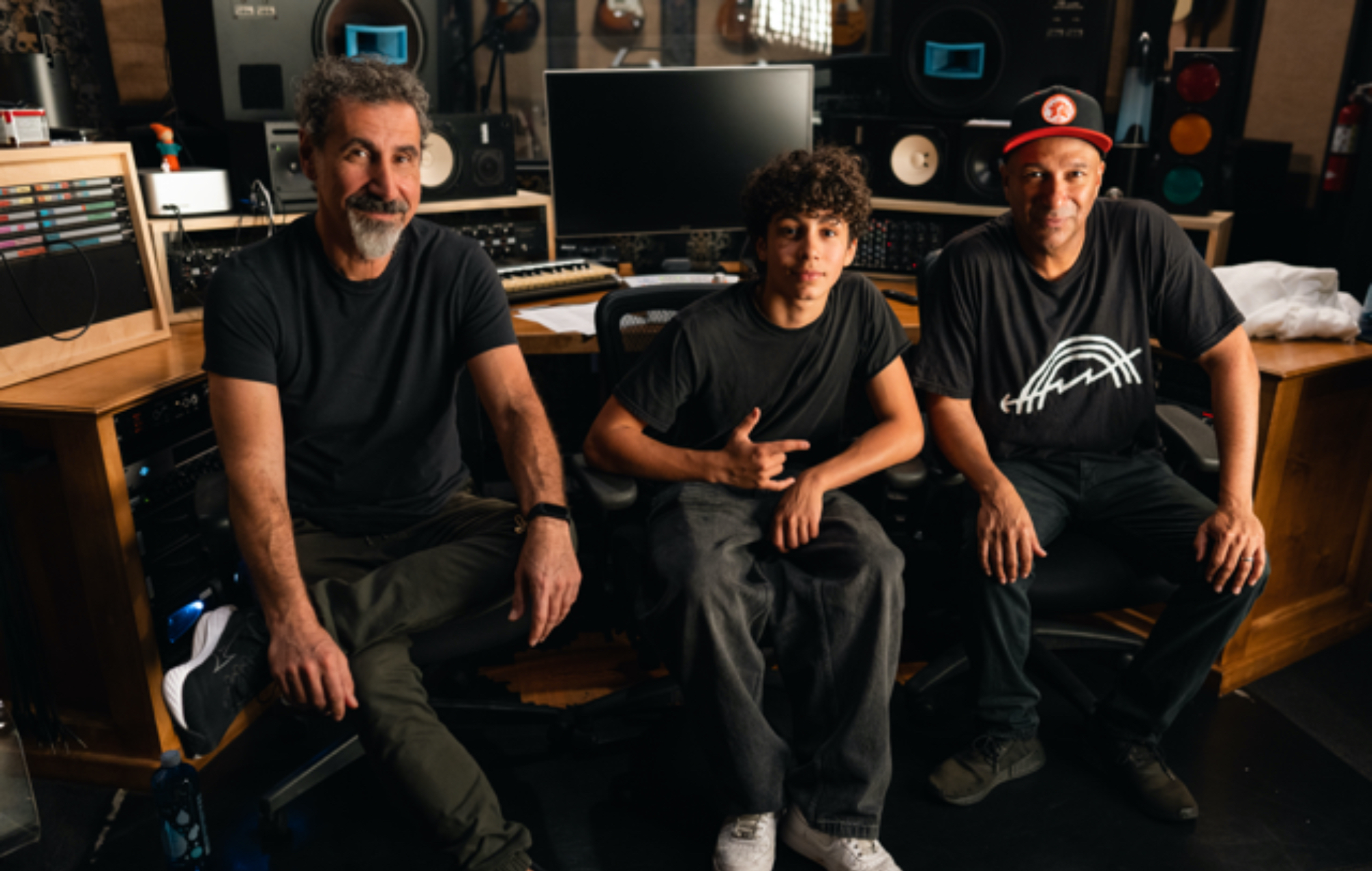 Том Марэла аб'яднаўся з Сержам Танкянам з System Of A Down і сынам Раманам для новага магутнага сінгла "Adjourn It": "Кожны акт мастацтва - гэта акт супраціву"