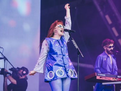 CMAT выступае супраць фашызму, Найджэла Фараджа і “ўсіх, хто вырашыў зрабіць жыццё больш складаным для людзей, якія проста спрабуюць жыць”