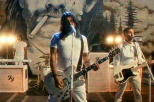 Foo Fighters сутыкнуліся з зомбі-апакаліпсісам у новым крывавым відэа “Spit Shine”, рэжысёрам Дэйвам Гролам