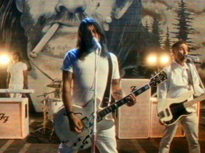 Foo Fighters сутыкнуліся з зомбі-апакаліпсісам у новым крывавым відэа “Spit Shine”, рэжысёрам Дэйвам Гролам