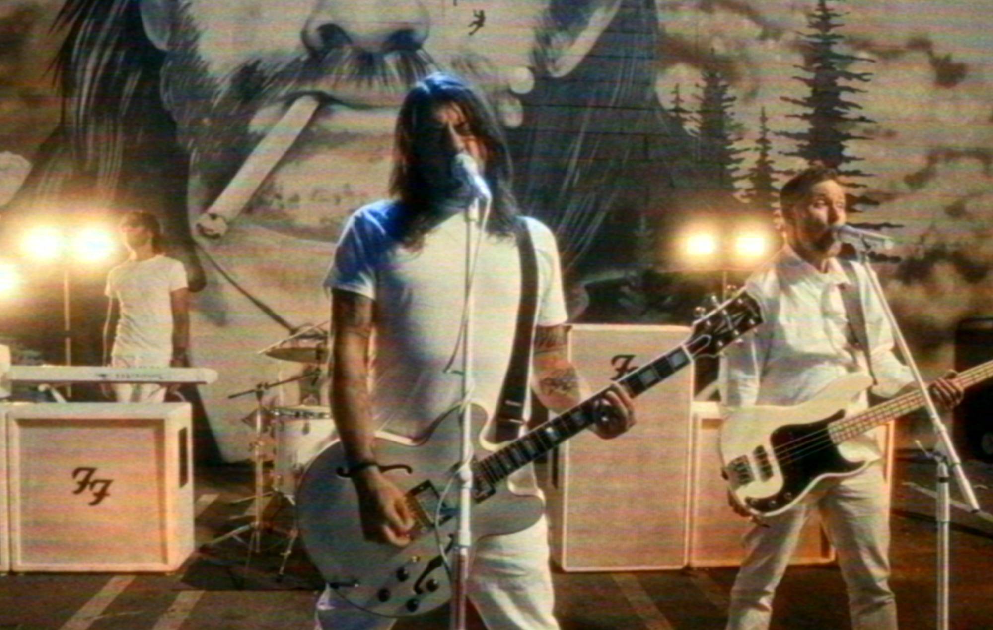 Foo Fighters сутыкнуліся з зомбі-апакаліпсісам у новым крывавым відэа "Spit Shine", рэжысёрам Дэйвам Гролам