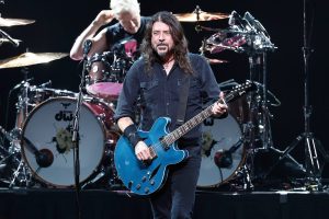 Глядзіце, як Foo Fighters становяцца інтымнымі і шумнымі з новымі песнямі і класікай для першага Tiny Desk Concert