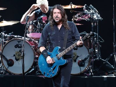 Глядзіце, як Foo Fighters становяцца інтымнымі і шумнымі з новымі песнямі і класікай для першага Tiny Desk Concert
