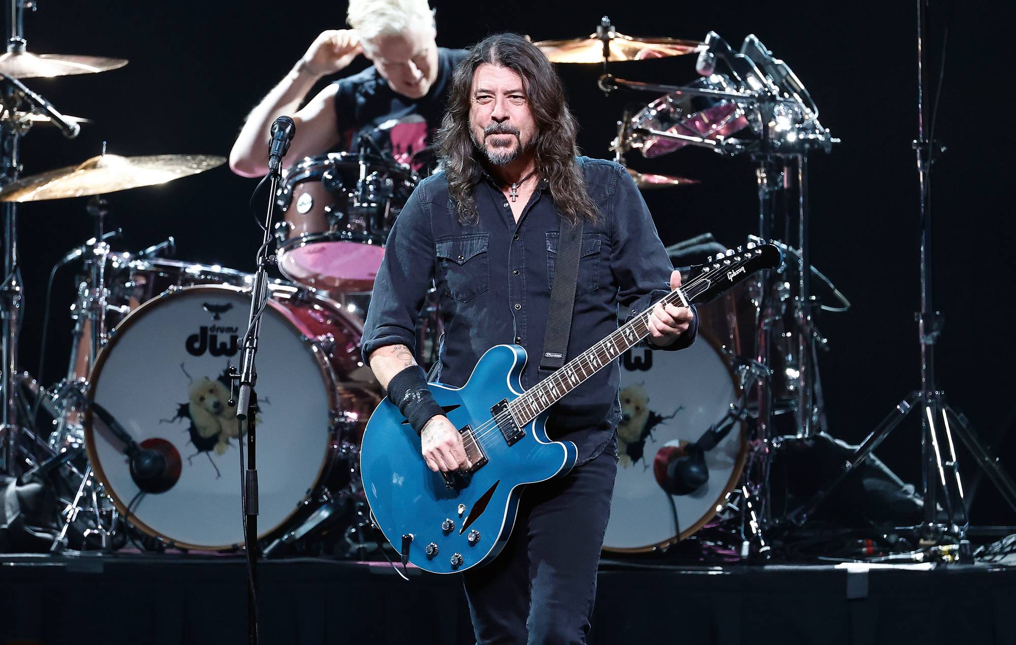 Глядзіце, як Foo Fighters становяцца інтымнымі і шумнымі з новымі песнямі і класікай для першага Tiny Desk Concert