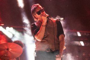 Глядзіце, як The Strokes дэбютуюць у жывым эфіры “Falling Out Of Love” на “The Late Show” без Ніка Валенсі