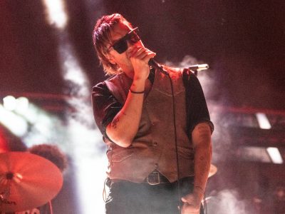 Глядзіце, як The Strokes дэбютуюць у жывым эфіры “Falling Out Of Love” на “The Late Show” без Ніка Валенсі