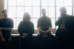 Гурт Gilla Band “адчувае сябе нялюбым і мне цяжка сфармуляваць, што я насамрэч думаю” на першай за чатыры гады новай песні “Giraffe”