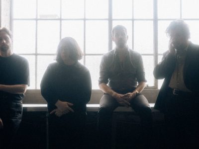 Гурт Gilla Band “адчувае сябе нялюбым і мне цяжка сфармуляваць, што я насамрэч думаю” на першай за чатыры гады новай песні “Giraffe”