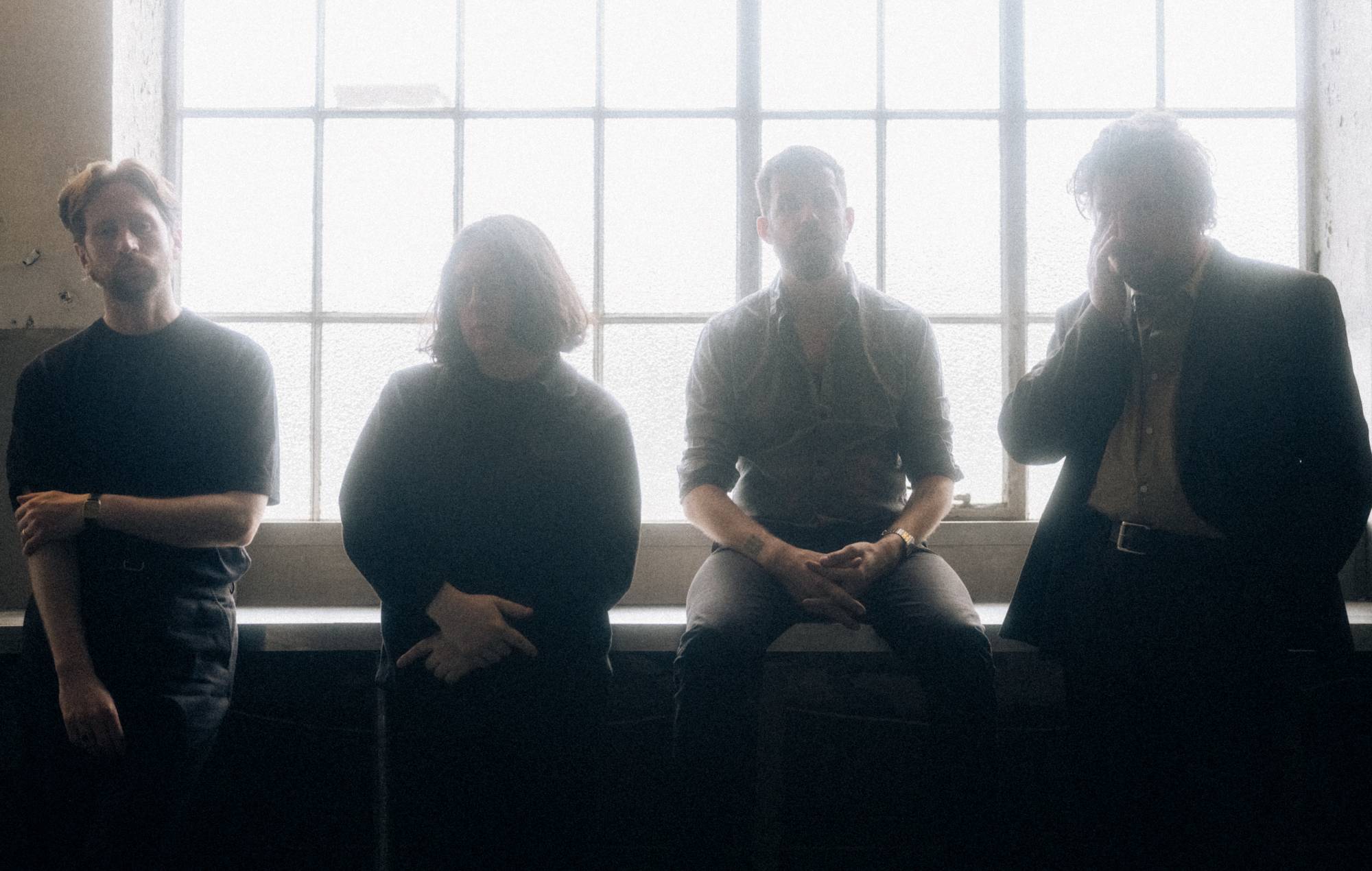 Гурт Gilla Band "адчувае сябе нялюбым і мне цяжка сфармуляваць, што я насамрэч думаю" на першай за чатыры гады новай песні "Giraffe"