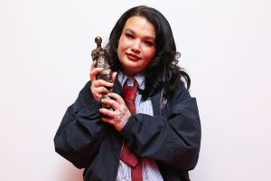 Лола Янг расказвае пра сваё “падарожжа на лячэнне” і ўваходзіць у “яркую новую главу” з новым сінглам “From Down Here”