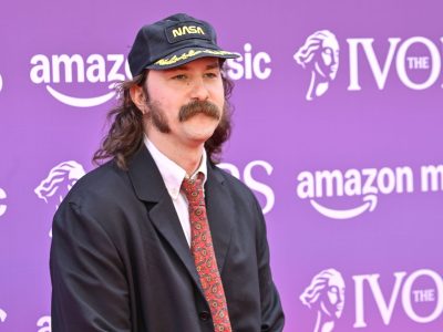Марк Боўэн расказвае пра «самы захапляльны» альбом IDLES на шляху і пра «вызваляльны» досвед працы з Florence + The Machine