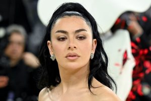 Чарлі XCX адказвае на рэакцыю на яе стрыжань у “Рок-музыцы”