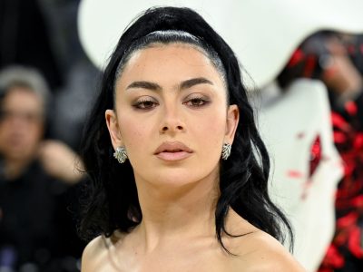Чарлі XCX адказвае на рэакцыю на яе стрыжань у “Рок-музыцы”