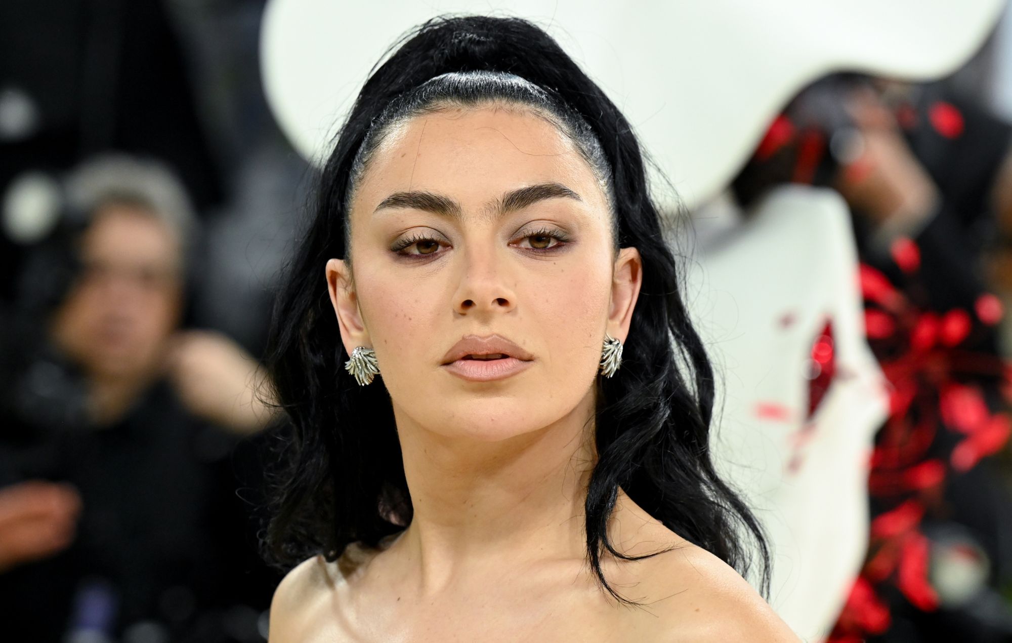 Чарлі XCX адказвае на рэакцыю на яе стрыжань у "Рок-музыцы"
