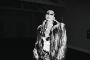 Чарлі XCX крочыць па парыжскай узлётна-пасадачнай паласе “прама ў пекла” з новым жорсткім сінглам “SS26”