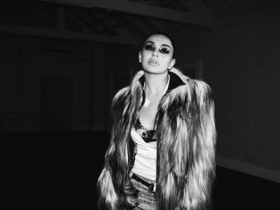 Чарлі XCX крочыць па парыжскай узлётна-пасадачнай паласе “прама ў пекла” з новым жорсткім сінглам “SS26”