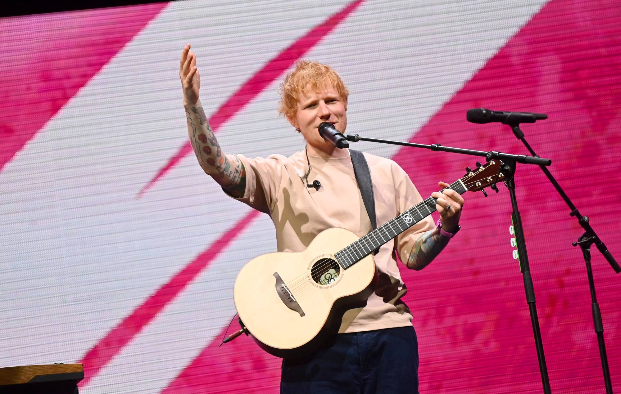 Эд Шыран пакідае Warner Music пасля 15 гадоў і кажа фанатам, што рашэнне не было "незадаволеным артыстам"
