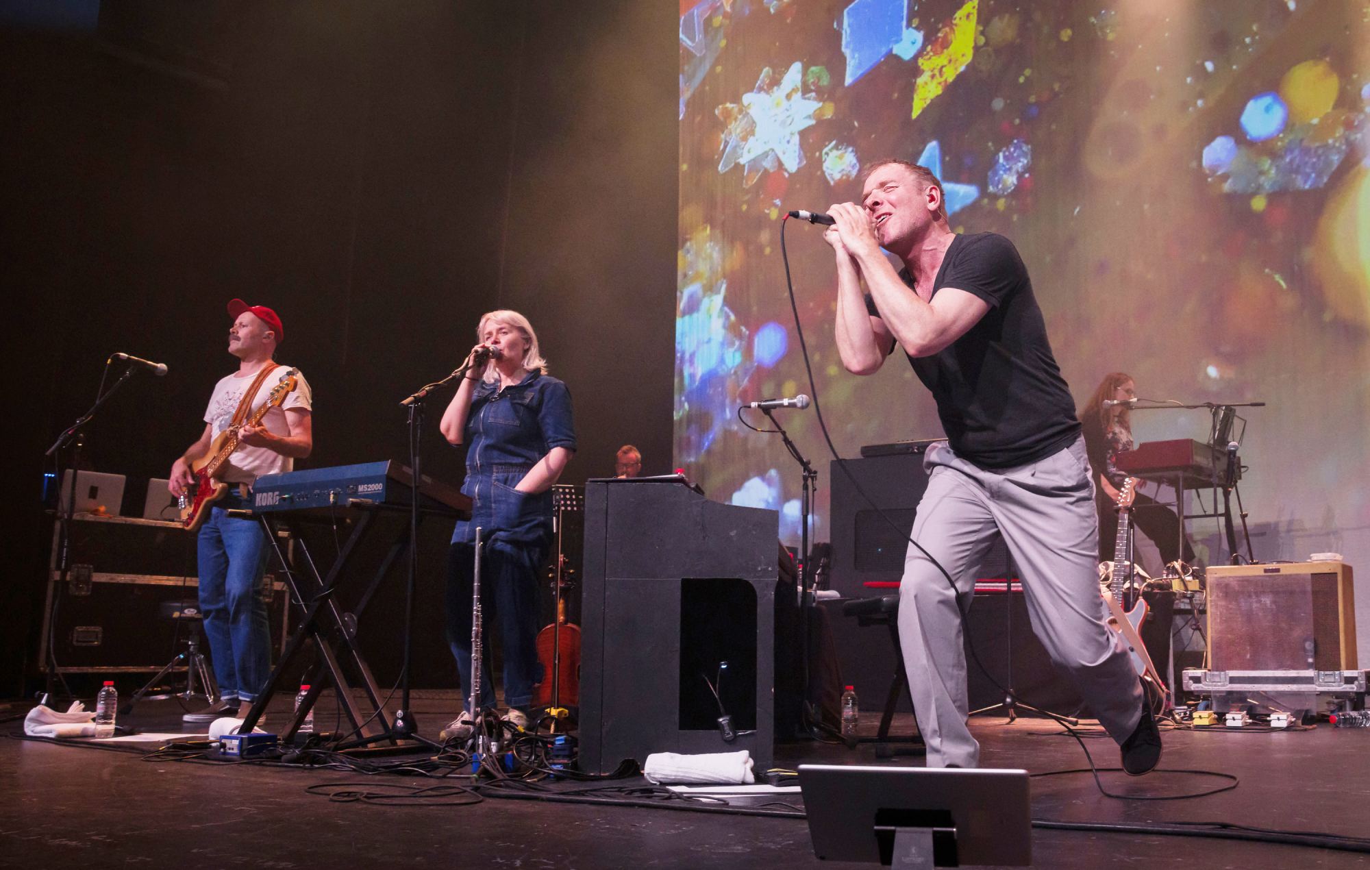 Belle & Sebastian выступяць у прамым эфіры ў Admiralspalast 7 чэрвеня 2024 г. у Берліне, Германія. (Фота Frank Hoensch/Redferns)