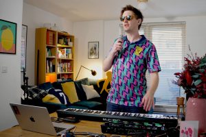 Унутры віруснай “Very Unofficial Scotland World Song” у стылі LCD Soundsystem