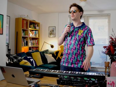 Унутры віруснай “Very Unofficial Scotland World Song” у стылі LCD Soundsystem