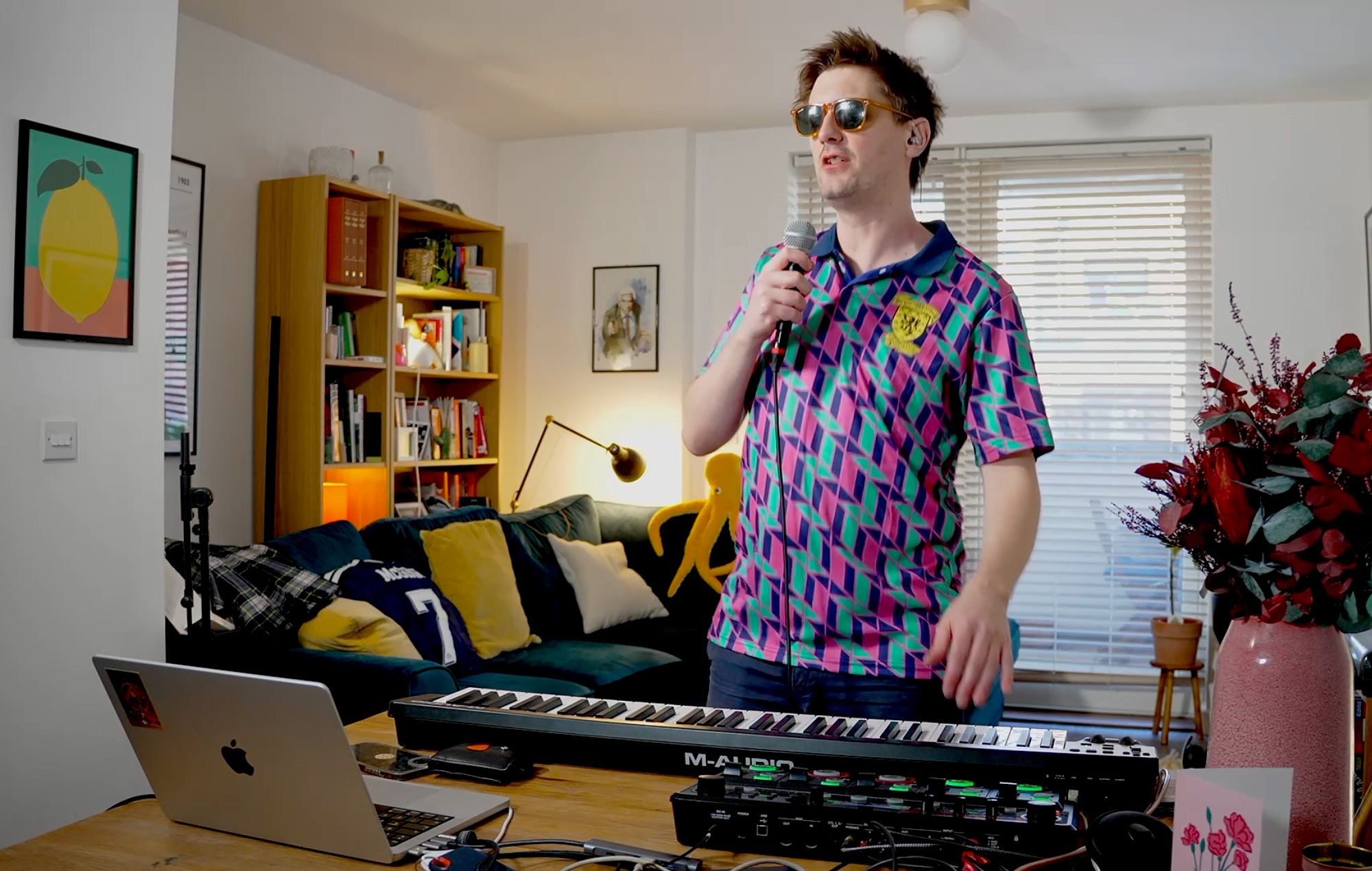 Унутры віруснай "Very Unofficial Scotland World Song" у стылі LCD Soundsystem